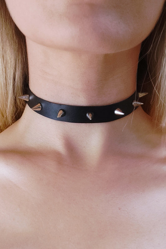 Leather collar with spikes